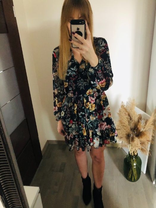 Czarna kwiecista sukienka