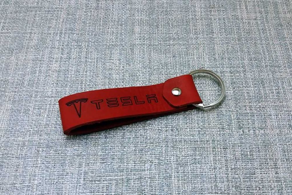 Personalizo porta chaves em couro com qualquer marca de carro.