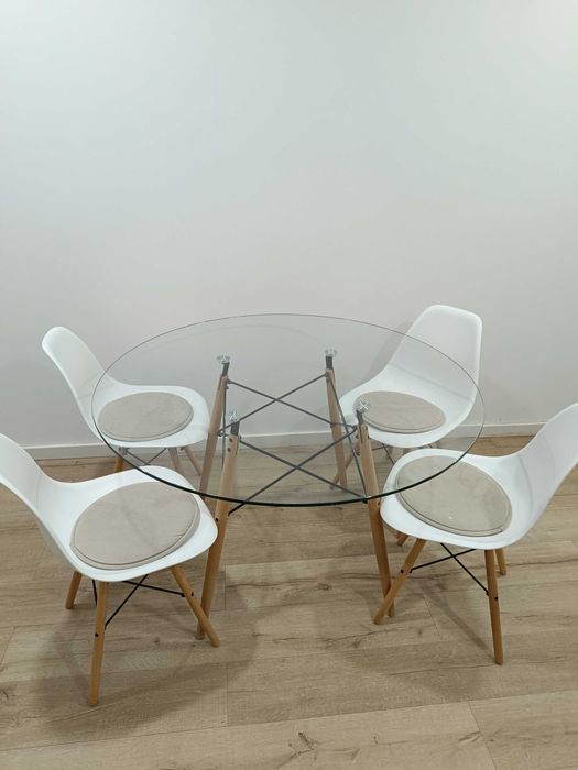 Mesa de jantar e 4 cadeiras