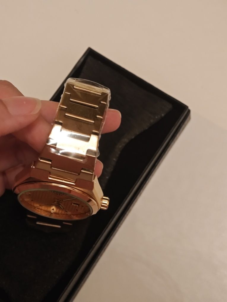 Relógio em aço dourado