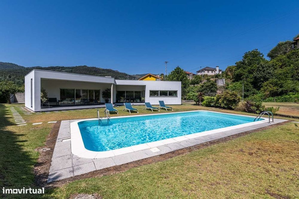 Moradia T3+1 térrea com piscina, campo de futebol e amplo jardim