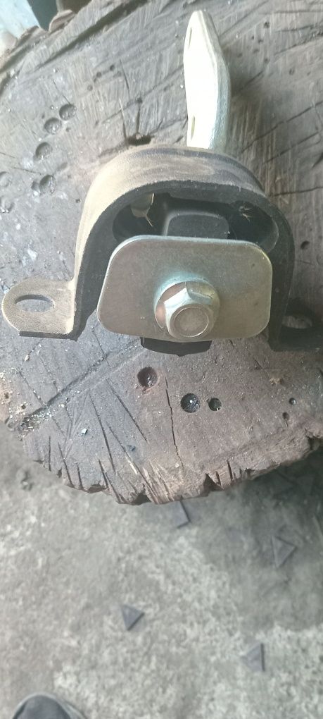 Подушка двигуна ваз 2110 задня кпп