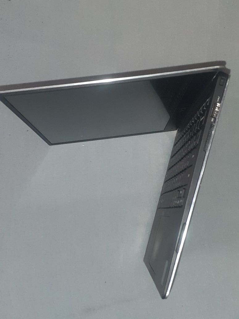 Нетбук Dell XPS 13 9343; 13,3" FHD; i5-5200u (2×2,2GHz); 8GB; 256GB.