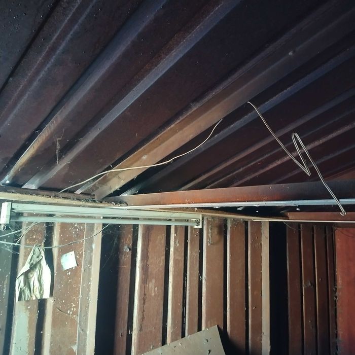 Гараж металевий з місцем