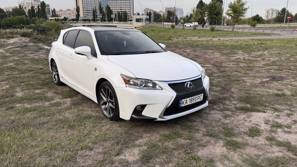 Продам Lexus ct200h