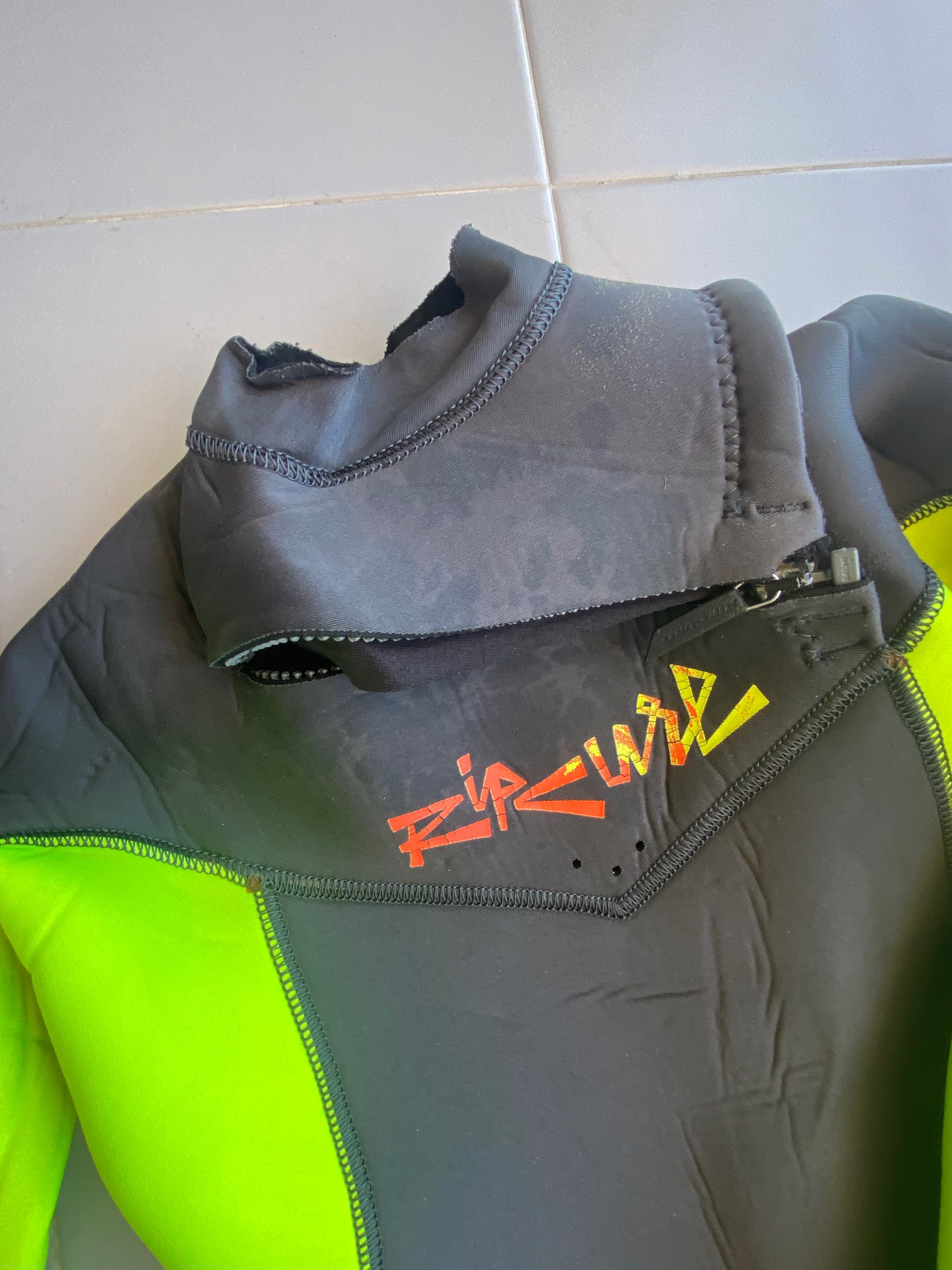 Fato de surf Rip Curl 4/3. Tamanho: 10 anos