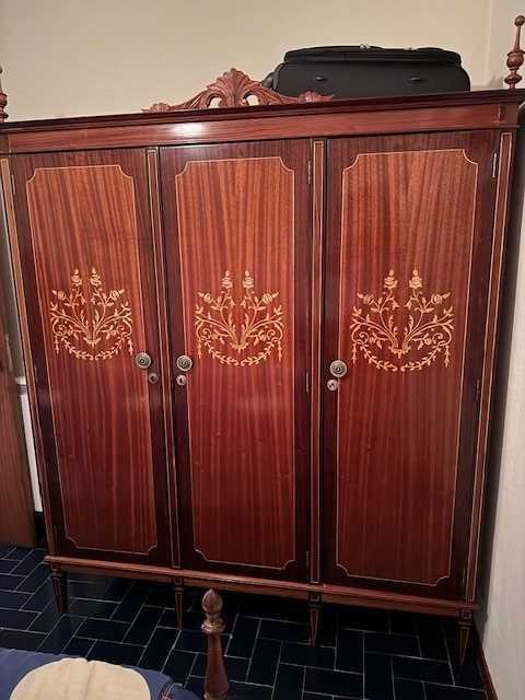 quarto casal com cama e armario