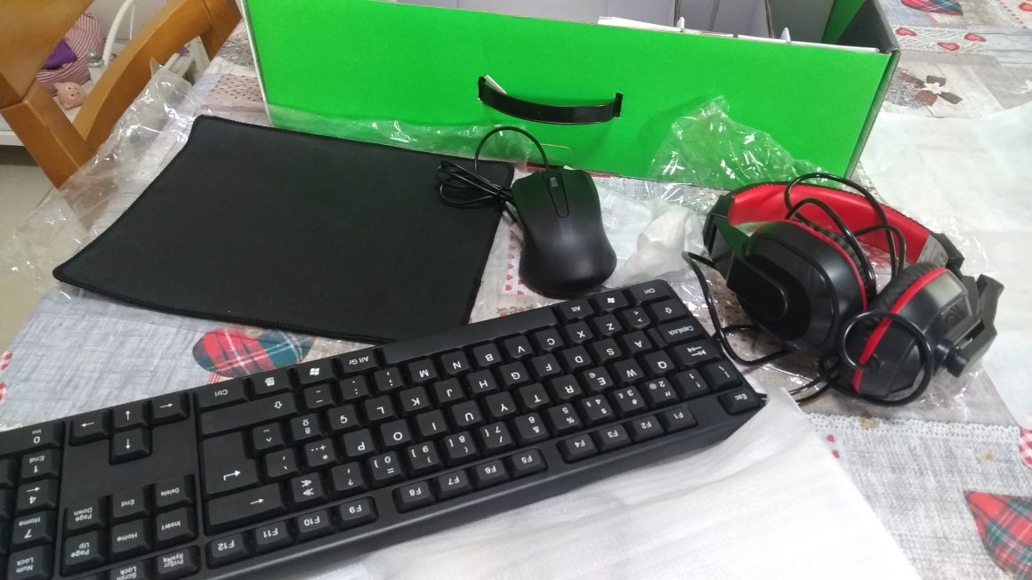 Conjunto teclado, rato, tapete de rato auscultadores