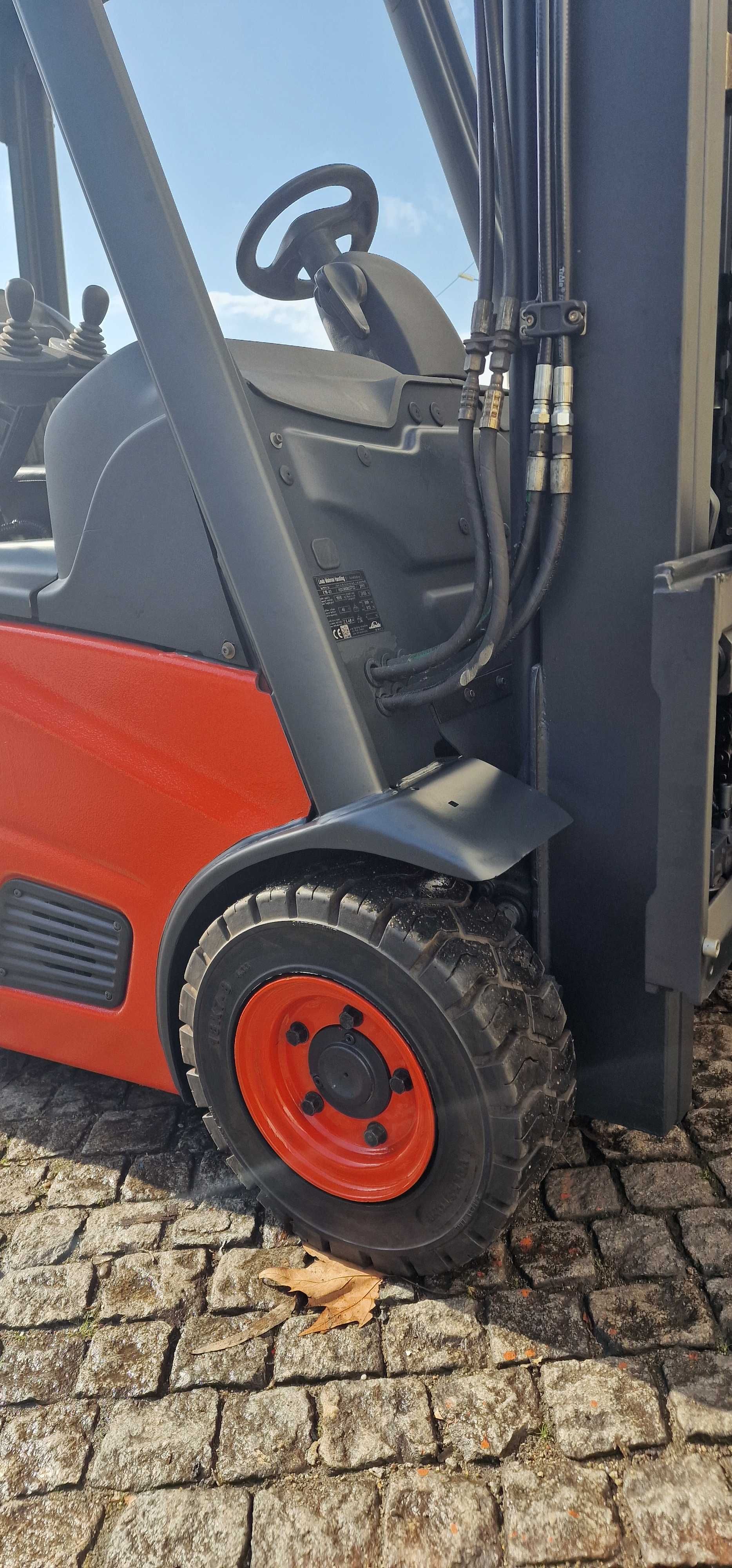 Empilhador Linde eletrico- Mastro triplo 4.620mm