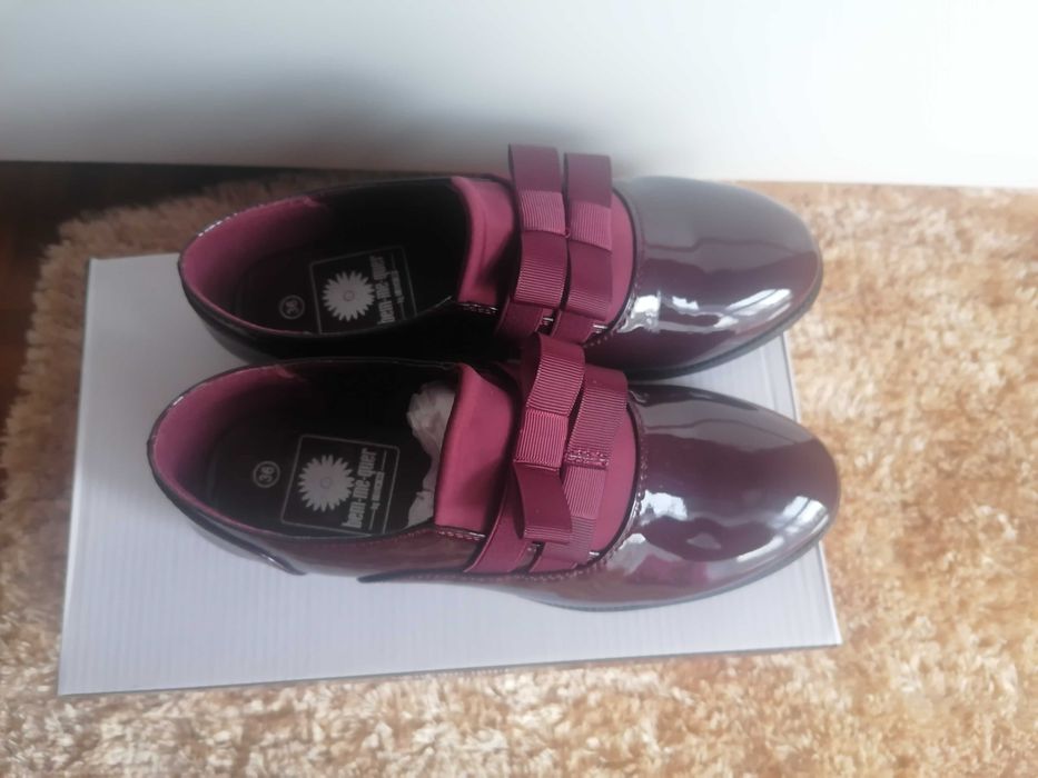 Sapatos brilhantes bordoux