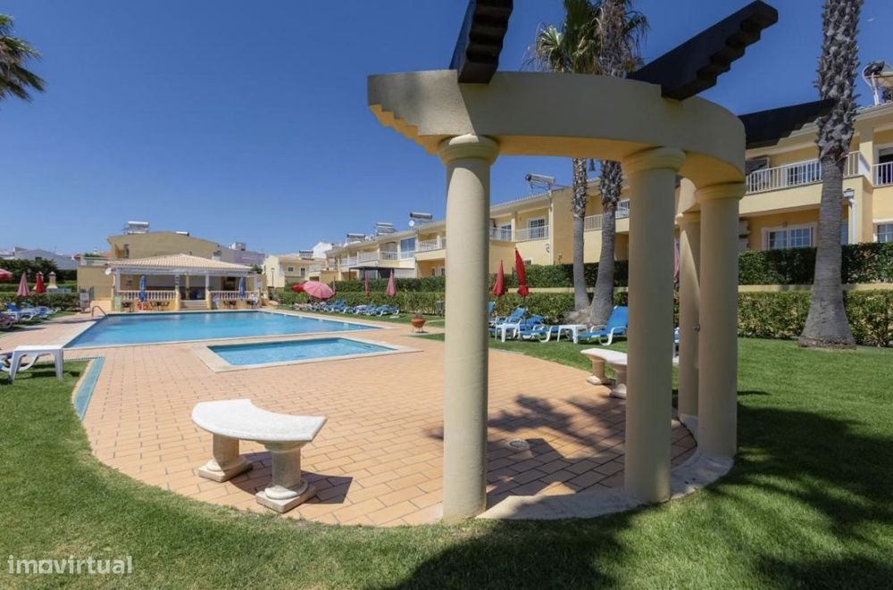 Pequena moradia com piscina em Pera .. Aluguer anual