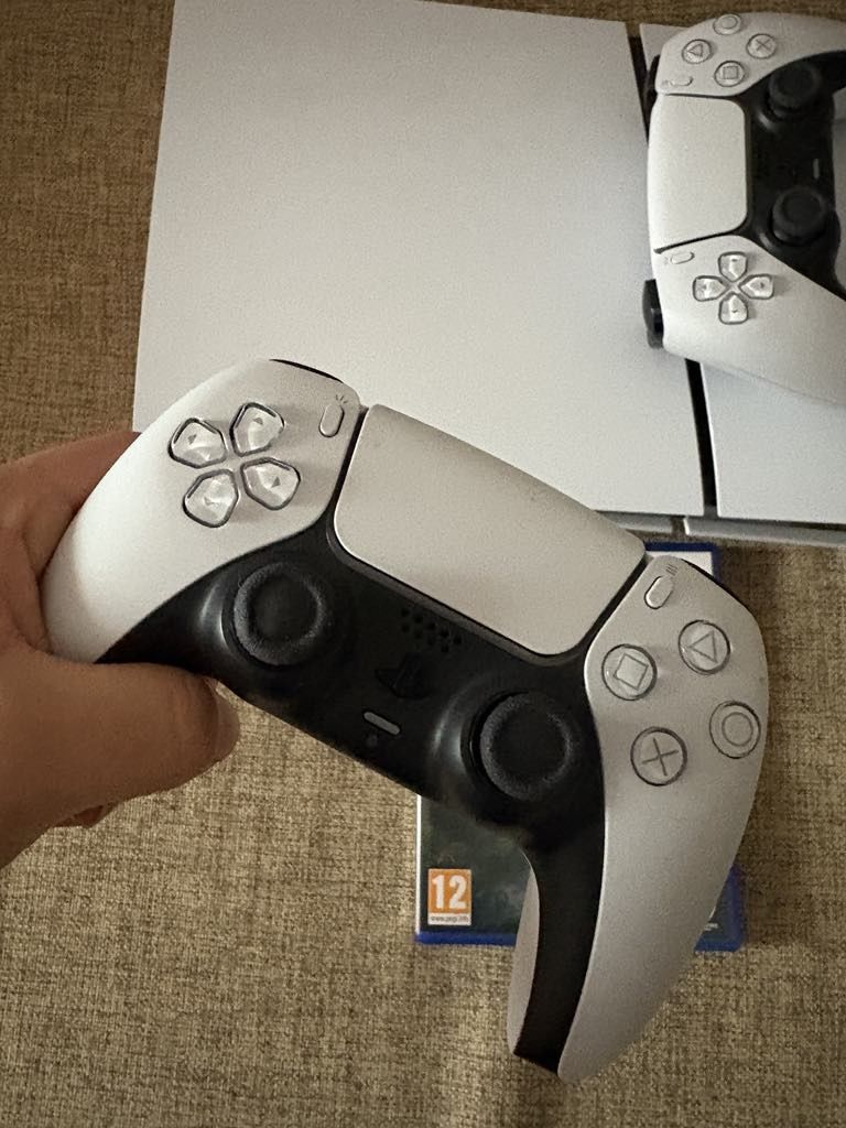 PlayStation 5 z napędem,z dodatkowym padem i grą.