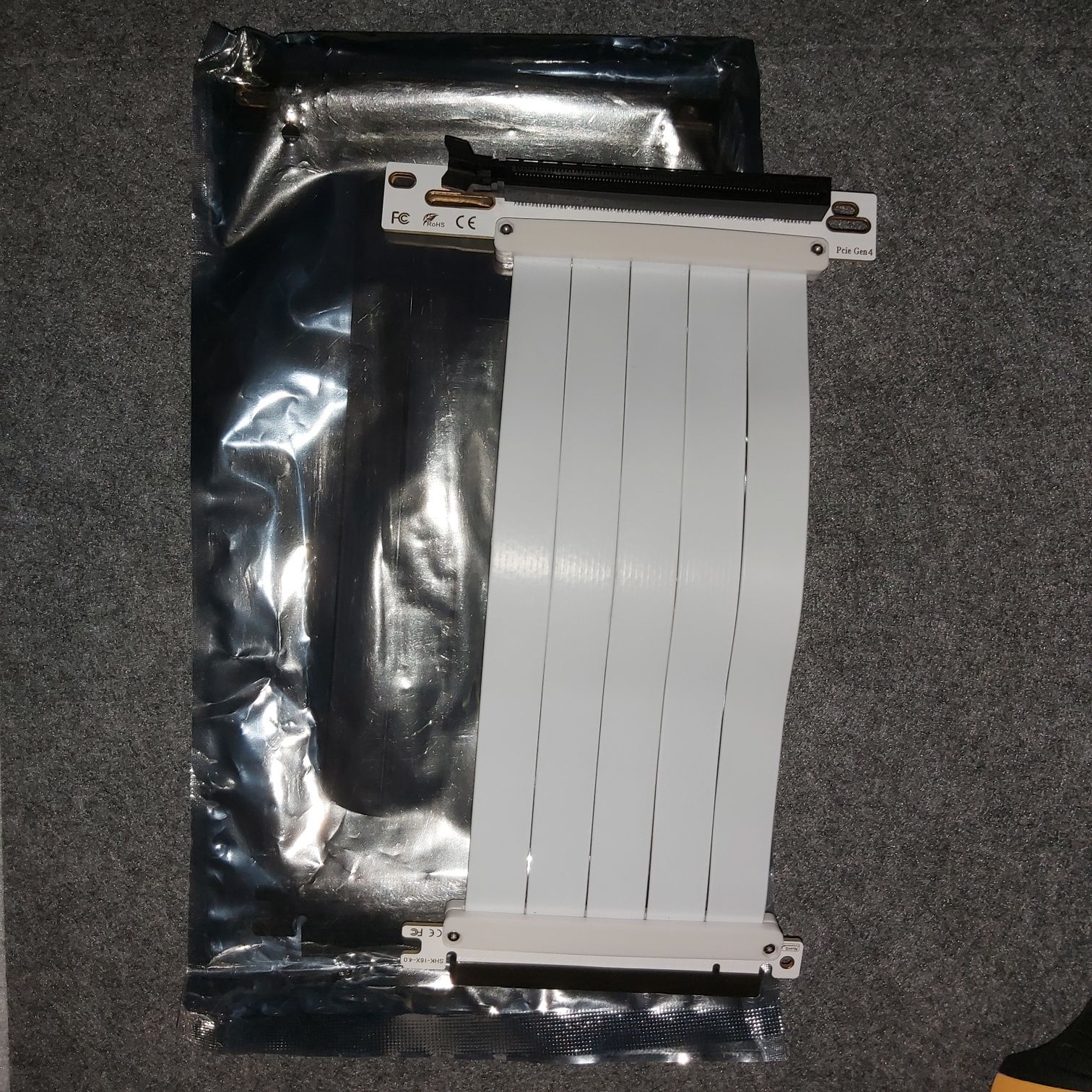RISER Pcie 3.0 - 20cm - 90° - BLACK / WHITE
