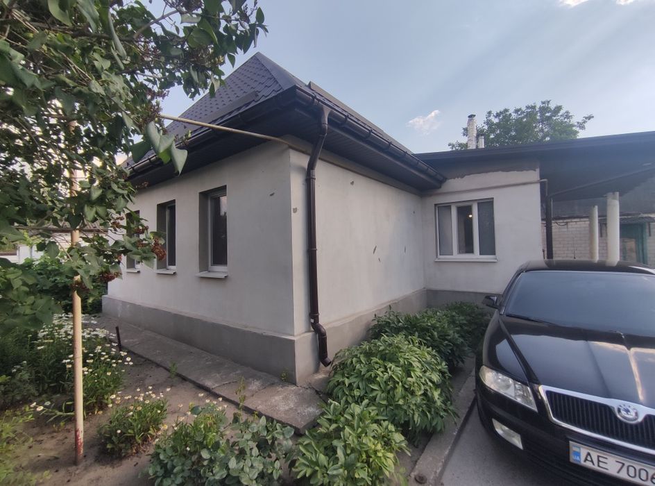 Продам гарний будинок в центрі Підгородного