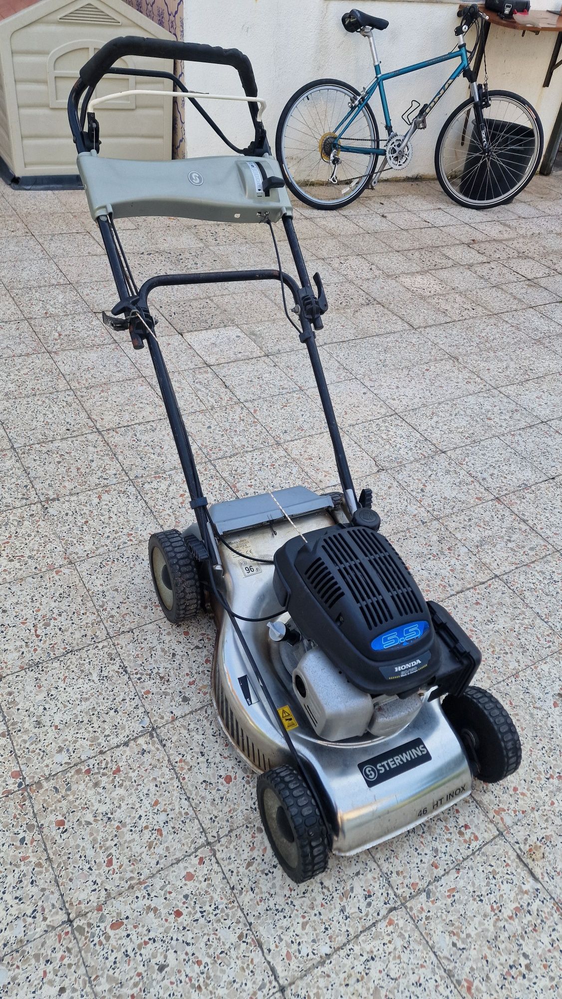 Corta relva honda 5.5 cv com tracção.
