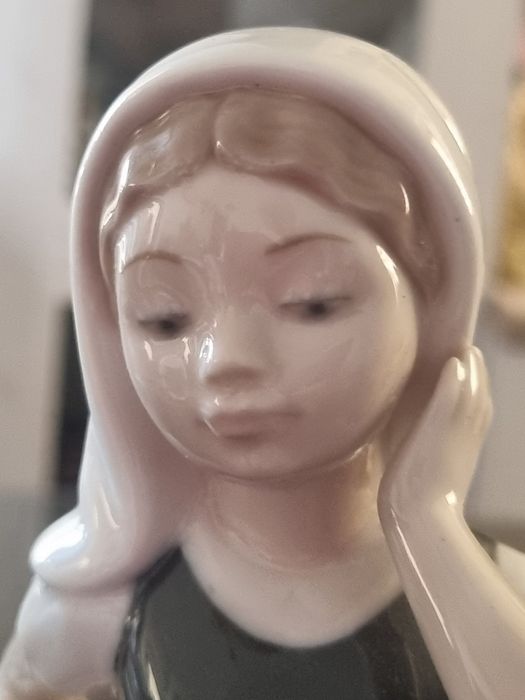 Porcelana Nao LLadro/Hiszpania- figurka dziewczyny