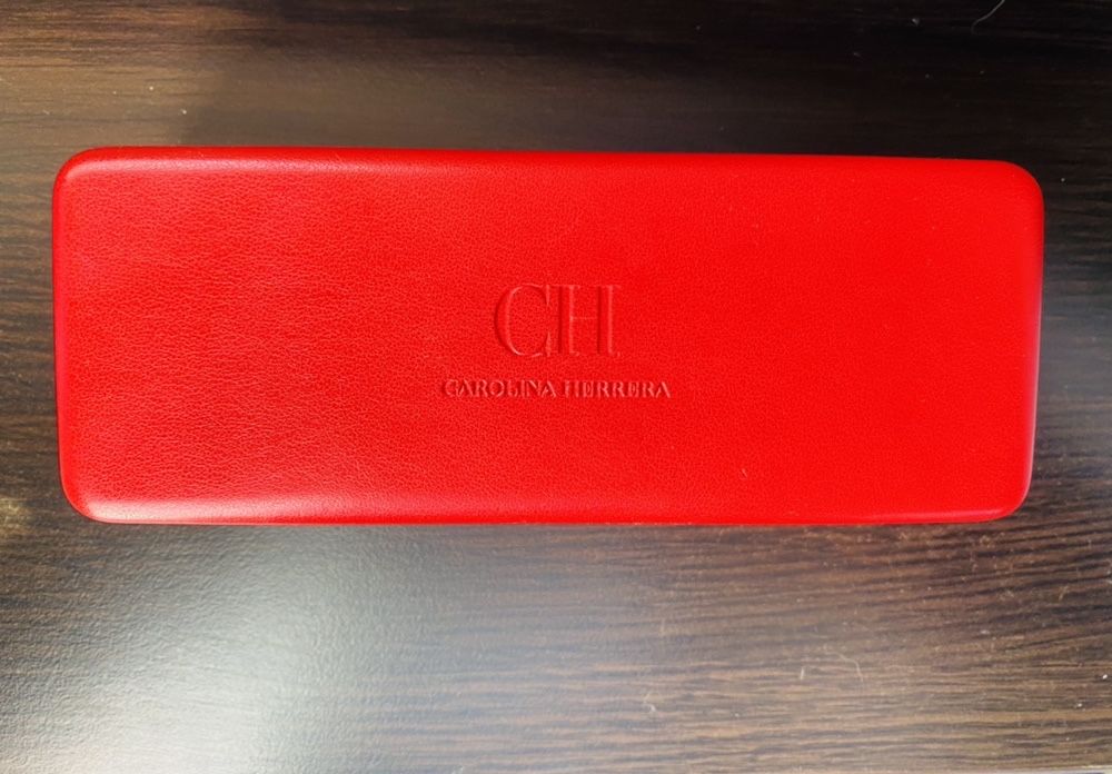 Carolina Herrera nowe etui na okulary