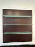 Estante/painel com prateleiras de vidro