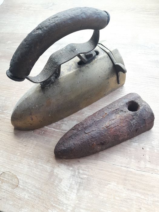 Stare żelazko, żelazko z duszą, z mosiądzu. 2 szt.