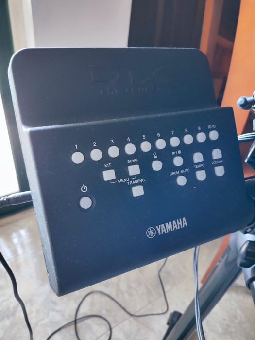 Bateria elétrica YAMAHA DTX400k + banco TAMA