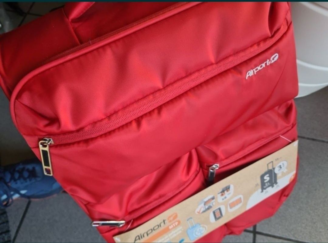 Nowa Walizka Airport duże 4 kółka 55x35x20cm zamek kod red