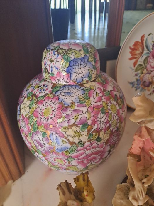 Estatuetas, pote e prato