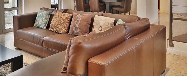 Sofa em pele com chaise longue