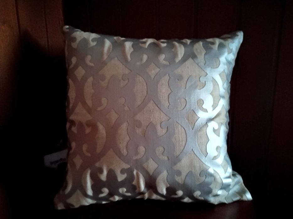 Almofada Tecido Alinhado c/ Aplicação Prata 45x45cm - Nova