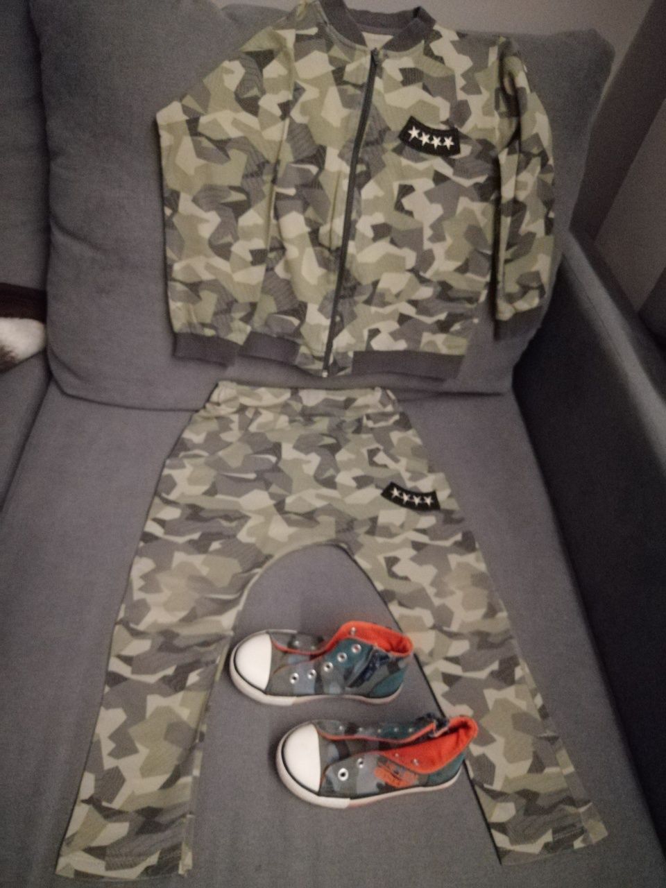 Dziecięcy dres moro r. 122 i trampki moro r.26