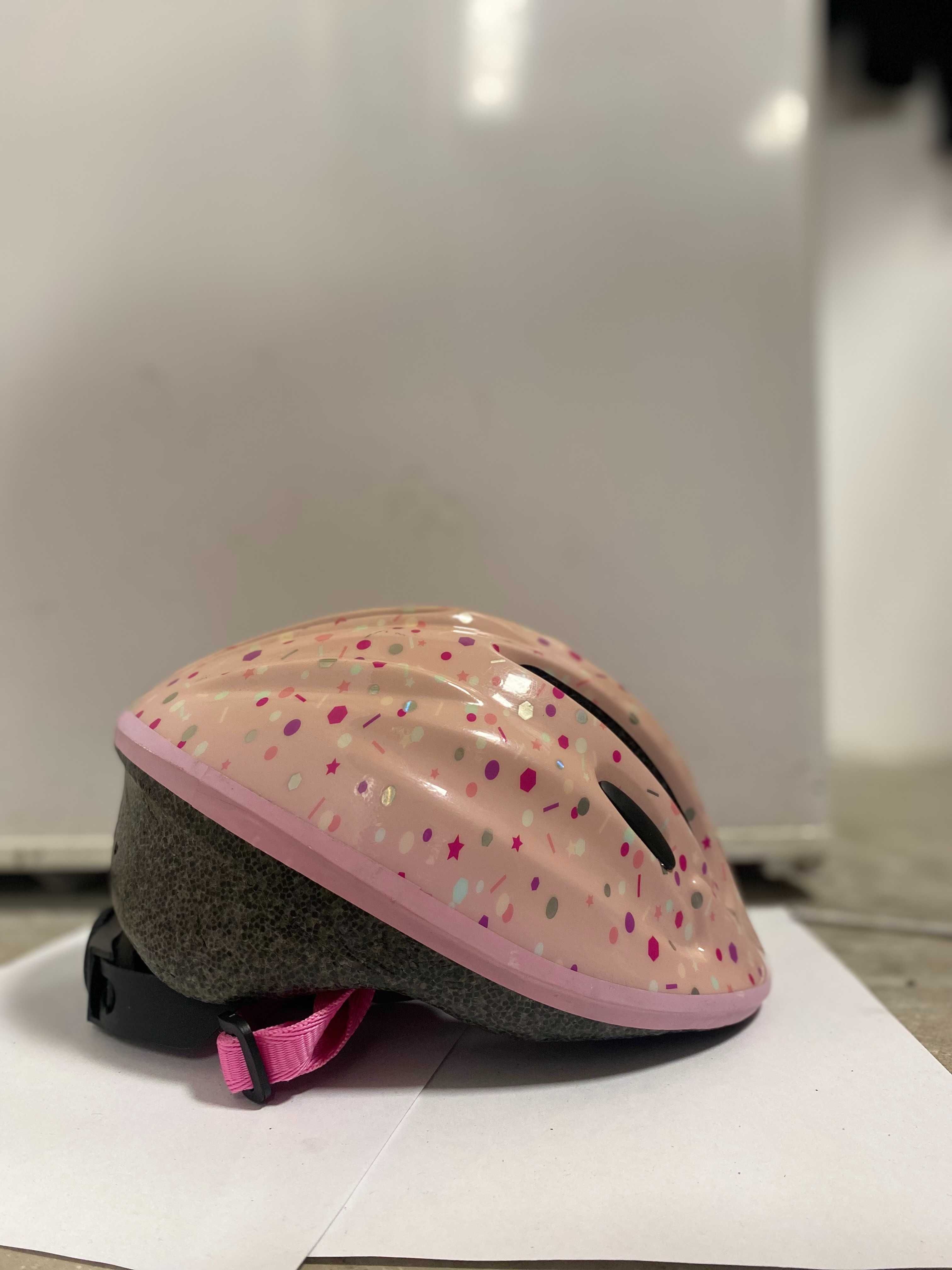 Kask dziecięcy – różowy z kolorowym wzorem