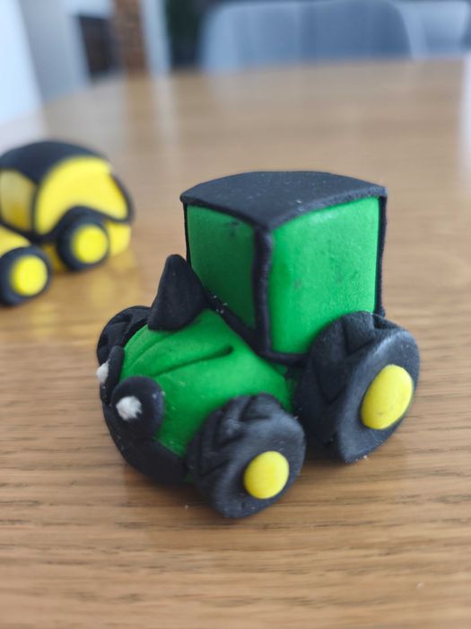 Traktor i koparka z masy cukrowej na tort