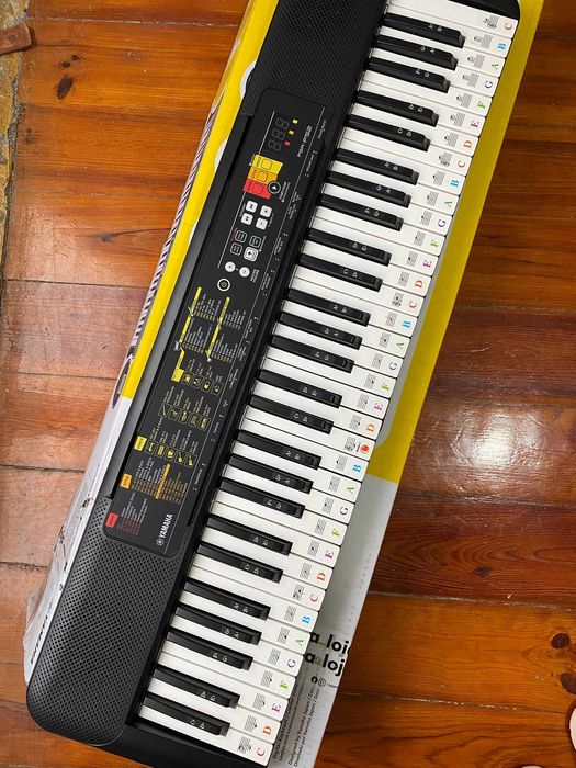 YAMAHA PSR-F52 como novo