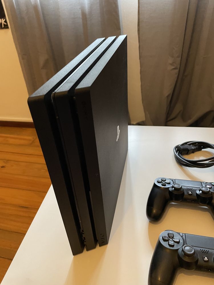 Ps4 pro + 2 comandos