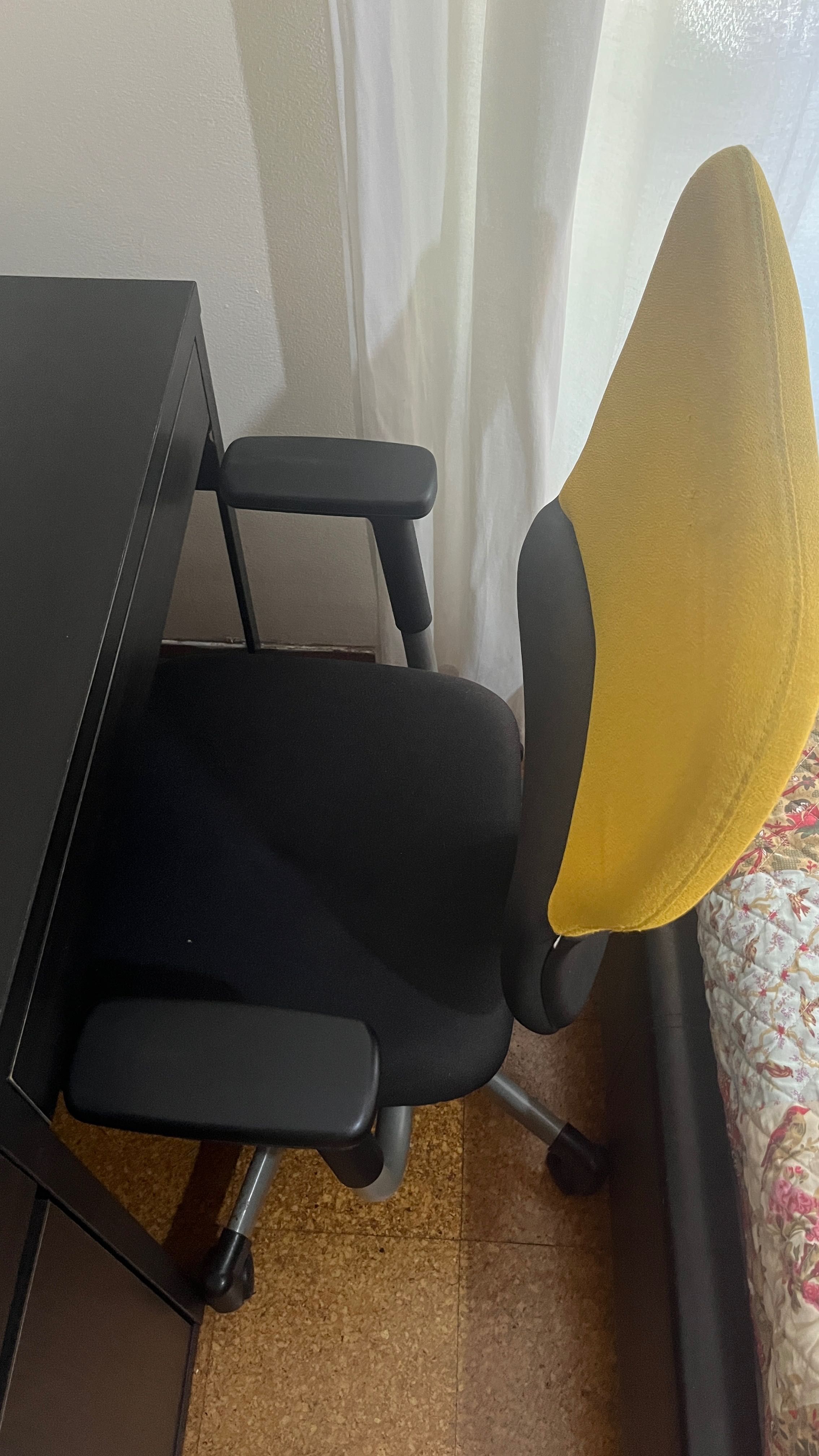 Cadeira de escritório Steelcase ergonómica preta e amarela