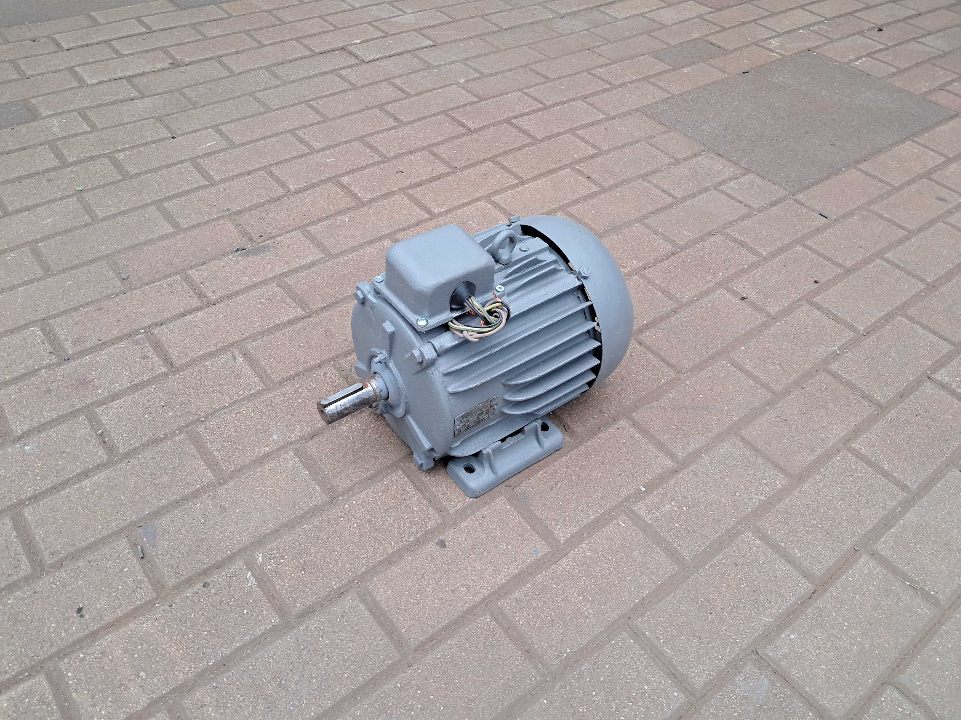 Silnik elektryczny wolnoobrotowy  1,5kw 950 obrotów Polski .Wysyłka