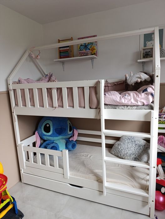 Łóżko piętrowe domek