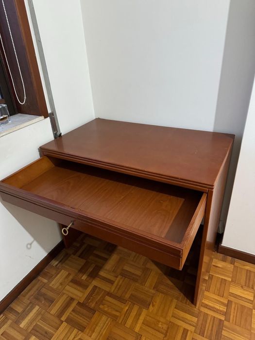 Secretaria em madeira de cerejeira