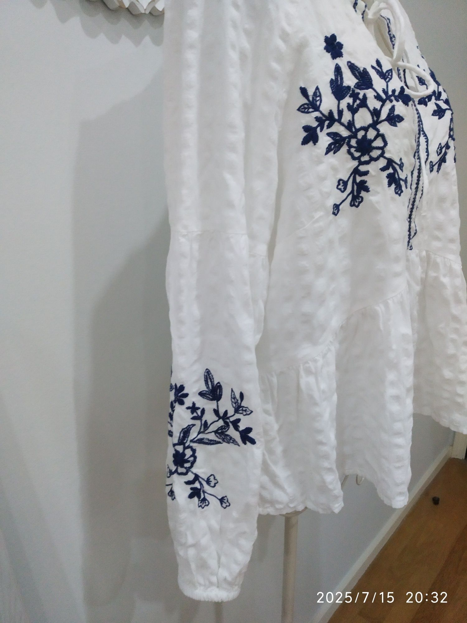 Blusa branca com bordado em azul da marca Stradivarius