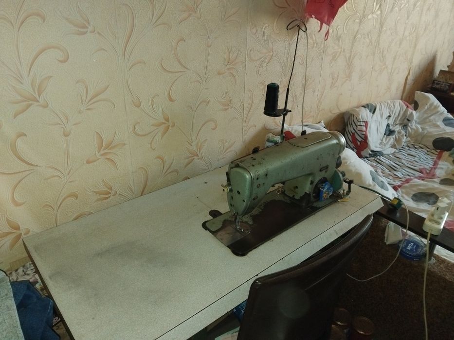 Продам швейну машинку