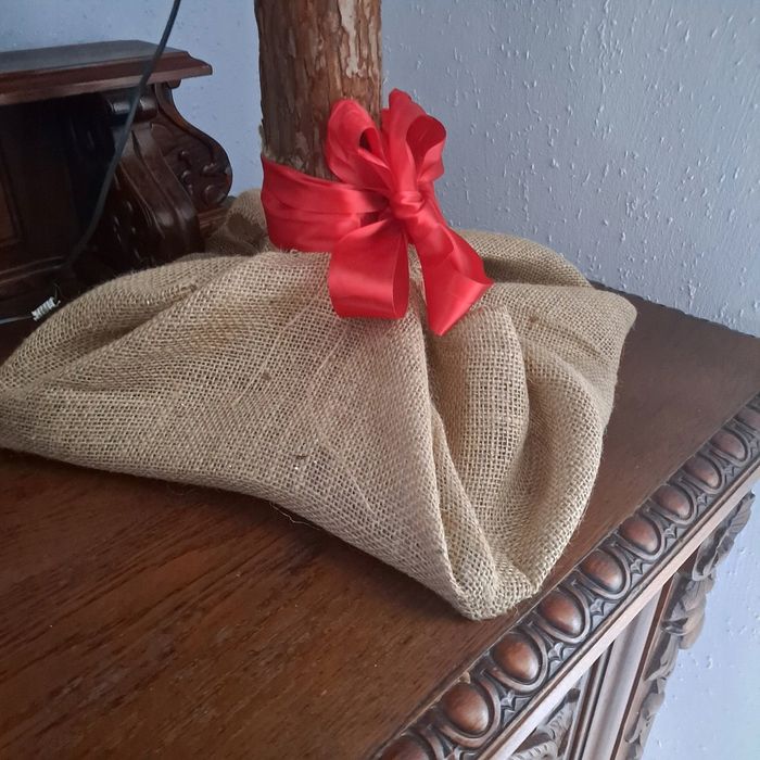 Przepiękna choinka na pniu jak żywa,gęsta,zielona,oszroniona,szyszki.