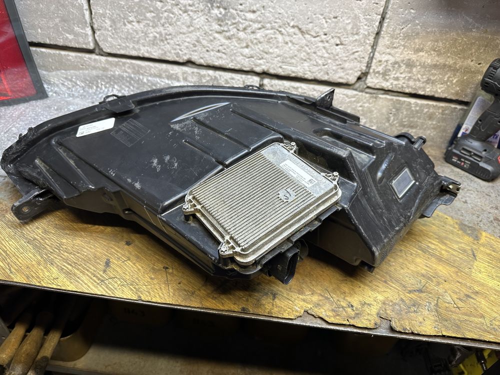 Фара Tesla S up level