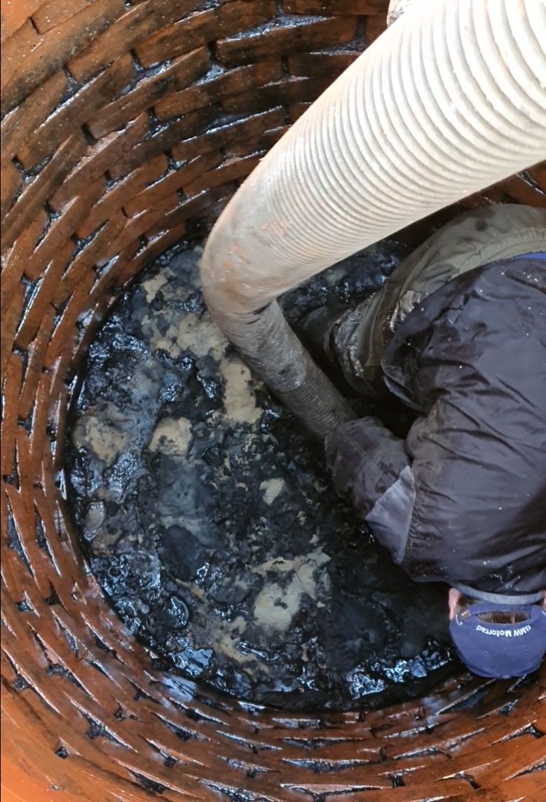 Ручная чистка сливной ямы чистка выгребной ямы чистка септика илосос
