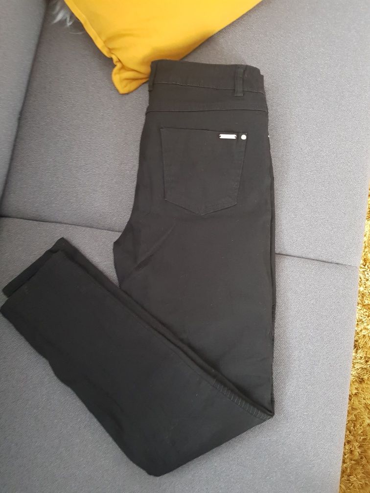 Czarne spodnie ze wzorem na kolanach