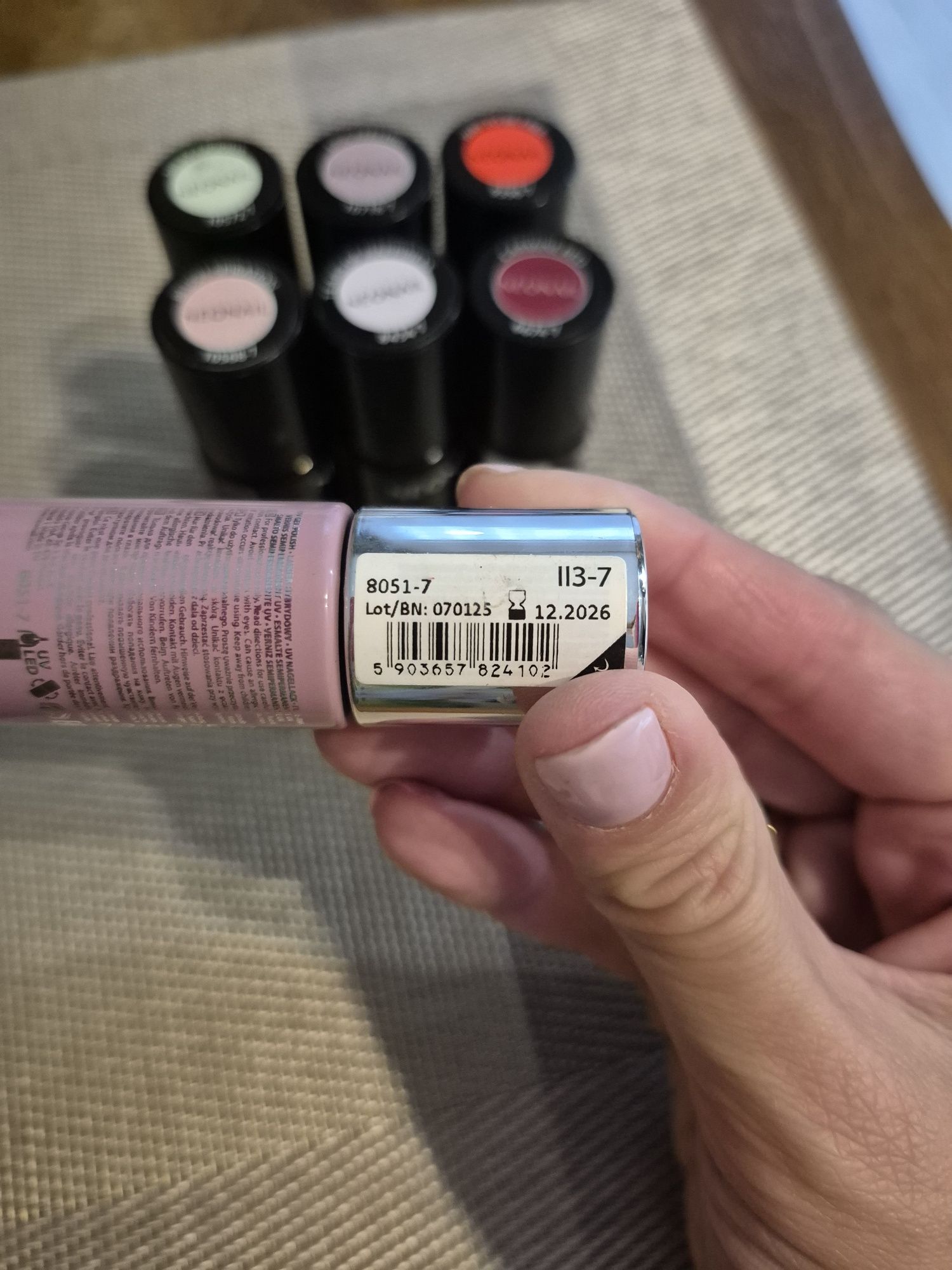 Lakiery hybrydowe neonail kolory mix 1 sztuka