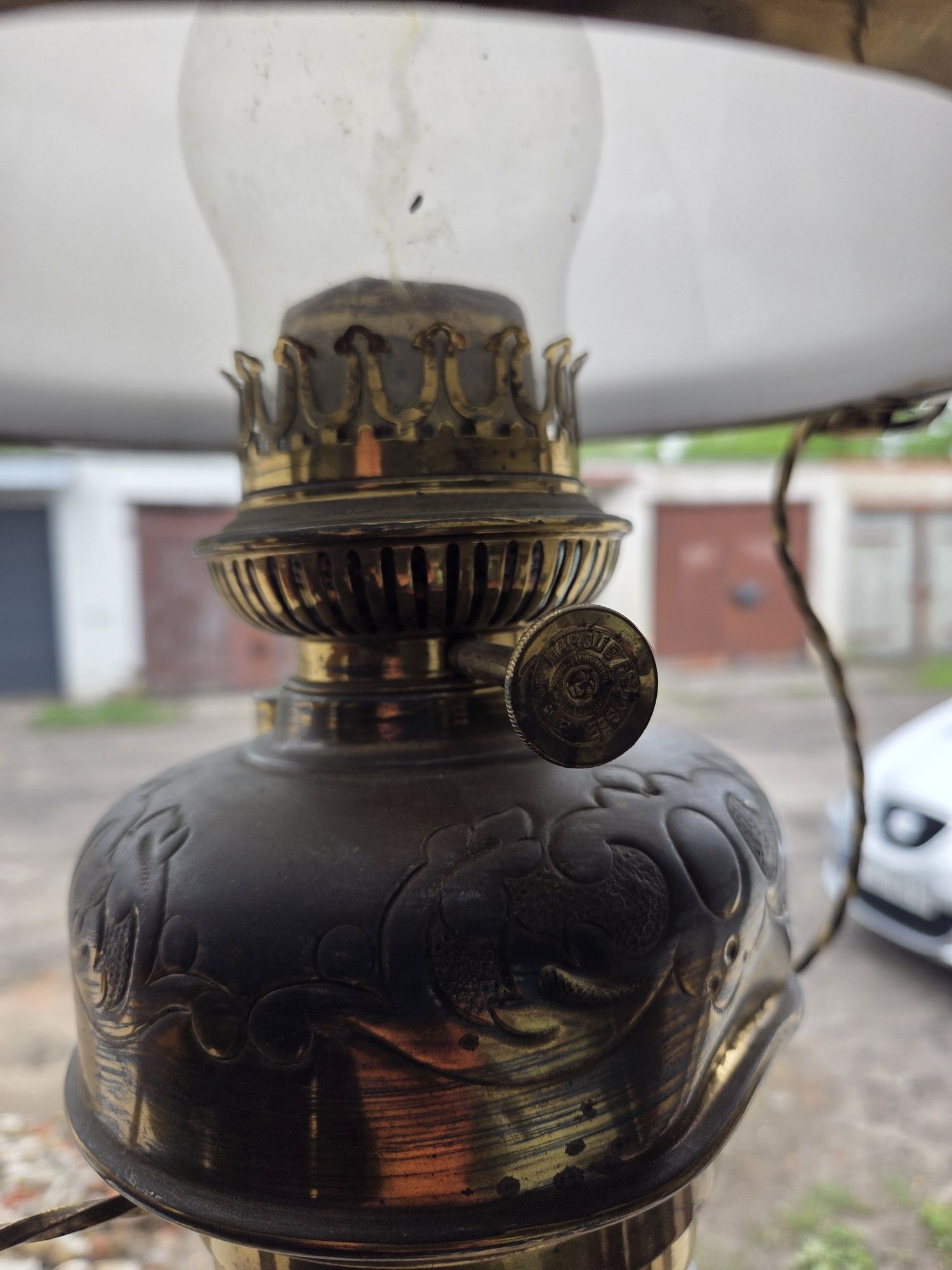 Stara lampa naftowa wiszaca