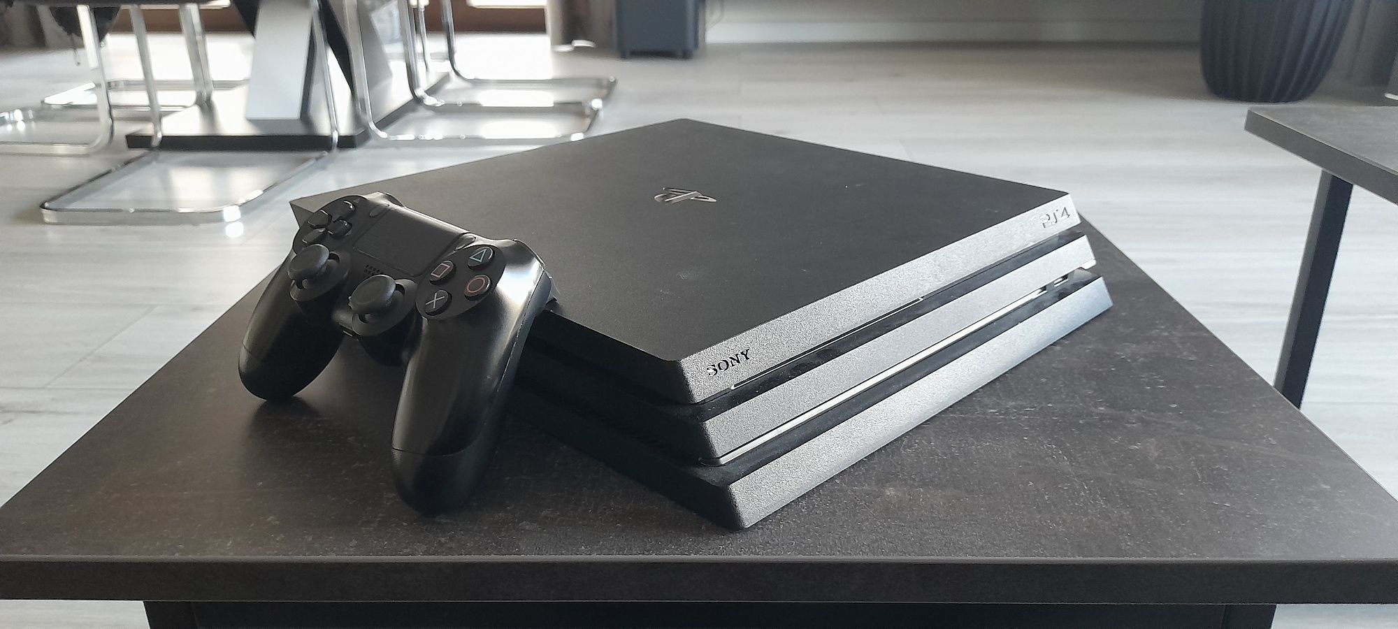 konsola ps4 pro 1T + 1 pad + 8 gier