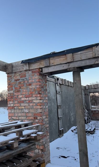 Продам дом недострой из трех каартир, участок 4 сотки. Победа -6