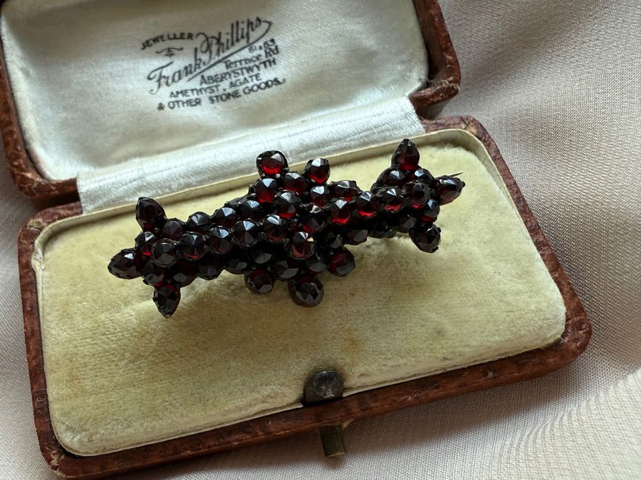 Bardzo stara broszka z granatami