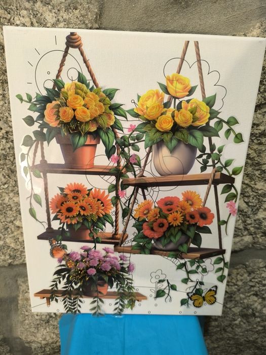 Quadros para dar vida a uma parede branca que se transforma em cores