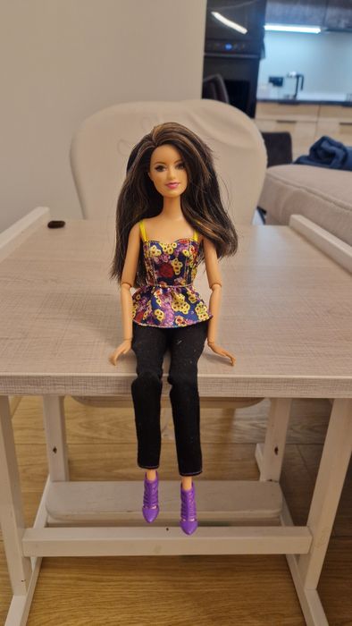 Barbie brunetka z rzęsami i dodatkowym kompletem ubranek
